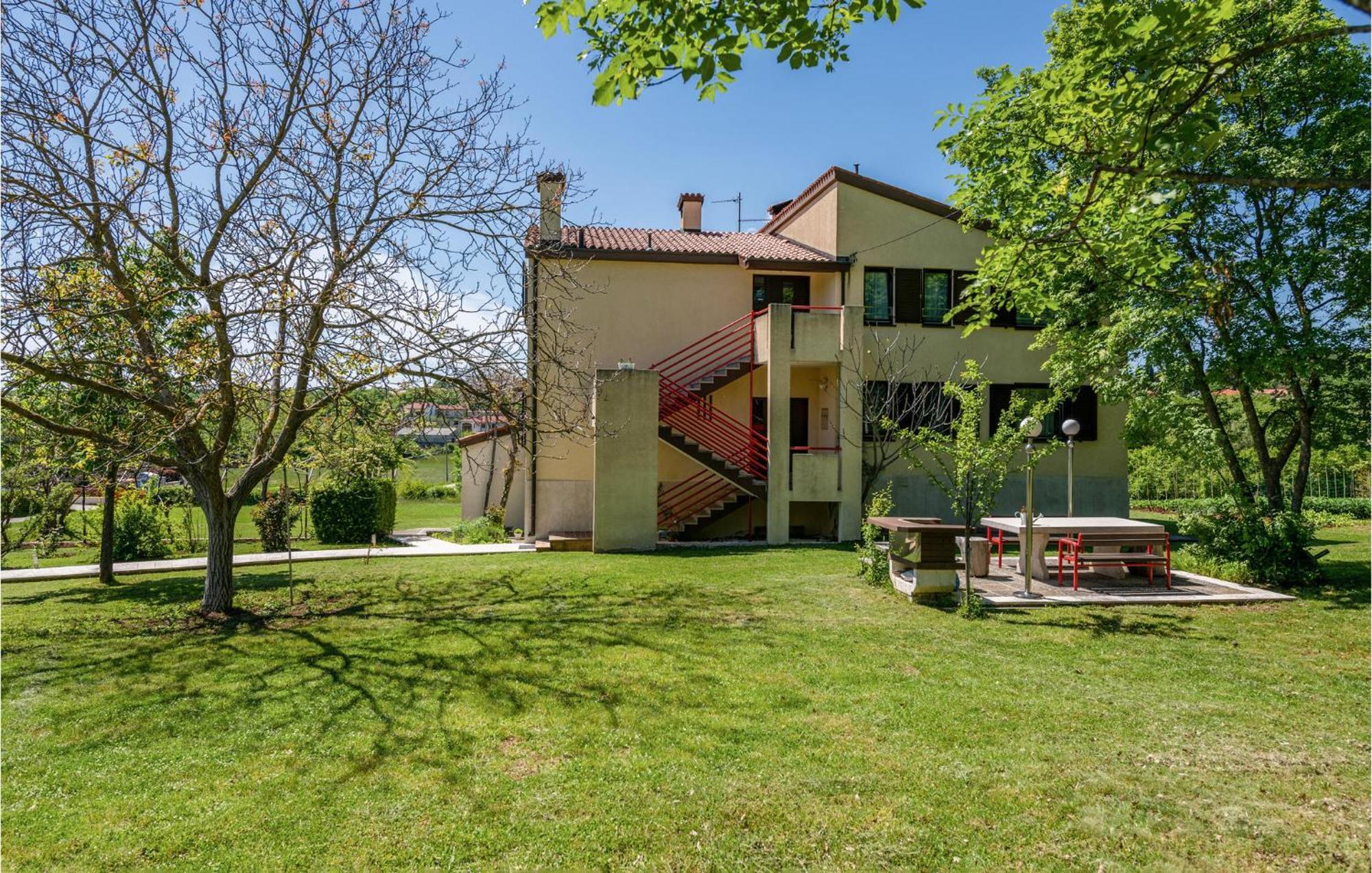 2 Bedroom Awesome Apartment In Barban Esterno foto